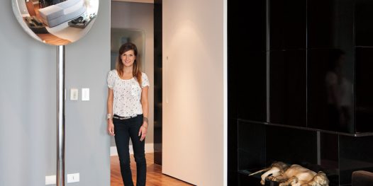 Trabalho colorido l No escritório de Camilla a obra do colombiano Manuel Calderón é composta de desenhos em Post- its e um vídeo