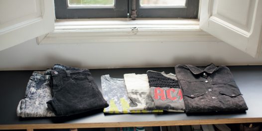 1. Calça jeans com tachas Billabong R$259,90; 2. calça Veludo Shop 126 R$259; 3. top We are Different R$69,90; 4. camiseta Vide Bula R$89,90; 5. camiseta com aplicação AVersão R$160; 6. camisa veludo Shop 126 R$299