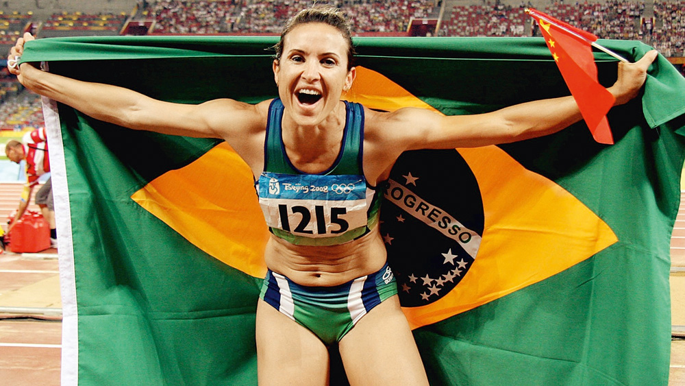 Maurren ao ganhar a medalha de ouro em Pequim, em 2008