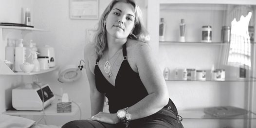 A esteticista Luciana perdeu 40 quilos. E prefere atender clientes com sobrepeso: