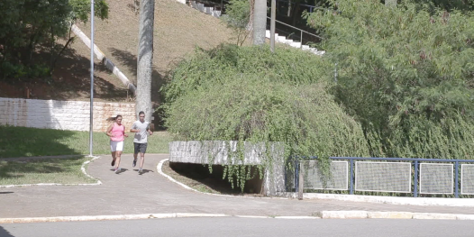 Mãe, vem correr comigo!