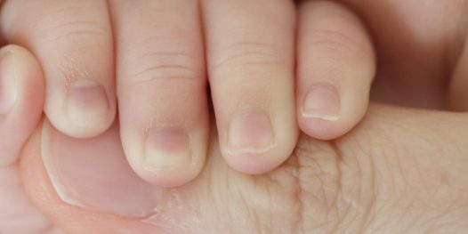 Licença, o pai vai passar