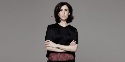 Fernanda Torres só e bem acompanhada