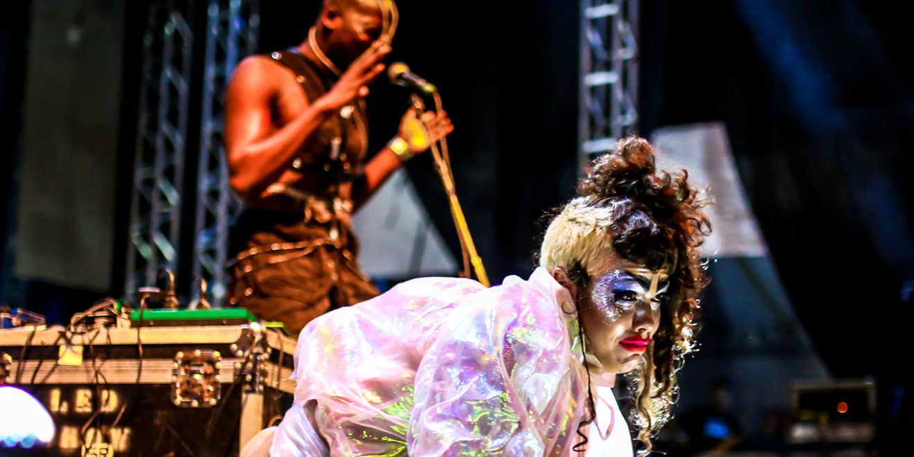 Laura Diaz e Loïc Koutana tacam gasolina em tudo