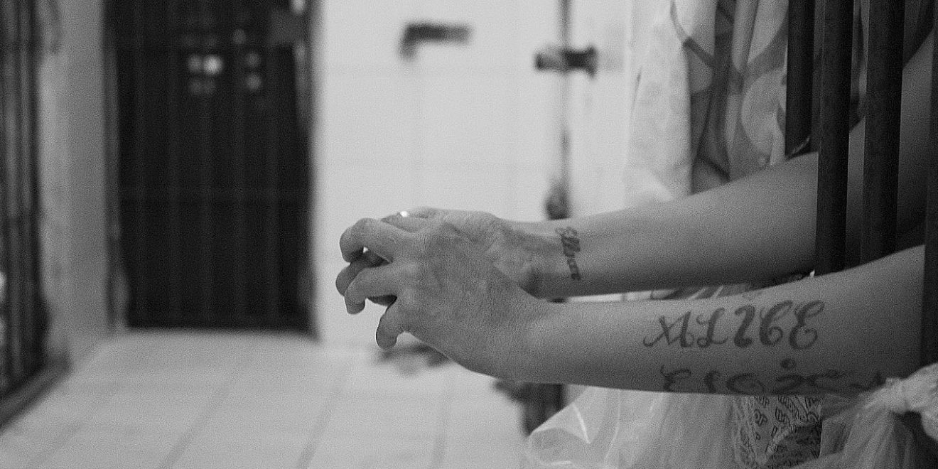 Voluntárias em prisões femininas refletem sobre o cárcere