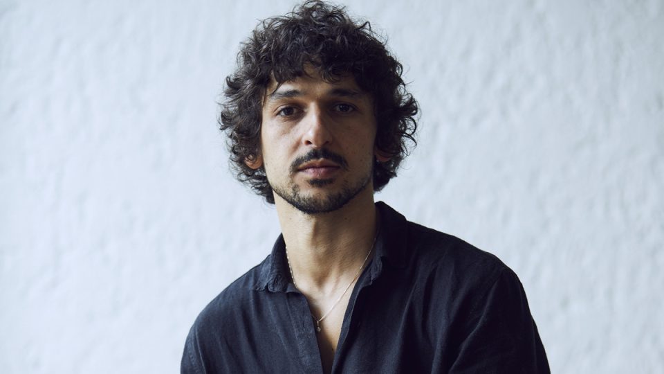 Ravel Andrade interpreta Raul Seixas na série "Raul Seixas: Eu Sou", do Globoplay